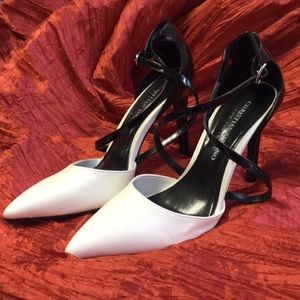 White toe strappy pump